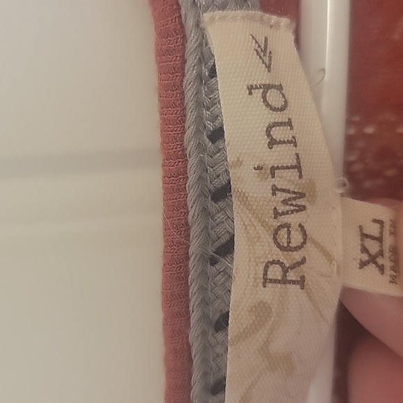 Lacy, red sleeveless top - Picture 3 of 8